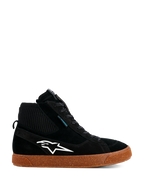 Alpinestars Stated Waterproof Shoes, baskets de moto montantes noires, construction en daim et maille, logo Alpinestars blanc, semelle vulcanisée en caoutchouc marron moucheté, chaussures de moto urbaines, design moderne inspiré du skate