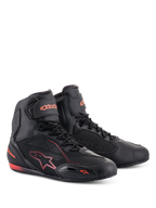 Chaussures Alpinestars Faster-3 Drystar®, chaussures de moto, noir et rouge fluo, avec profil montant, fermeture à lacets et sangle de cheville, construction en microfibre avec logos et accents rouge fluo.