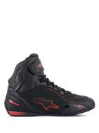 Alpinestars Faster-3 Drystar, chaussures de moto noir et rouge fluo, vue de profil, style baskets montantes avec tige en microfibre légère, membrane imperméable Drystar, logo étoile rouge et marquages, sangle de cheville auto-agrippante et détails perforés pour la respirabilité.