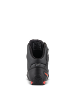 Chaussures Alpinestars Faster-3 Drystar®, chaussures de moto, vue arrière montrant le talon et la cheville, microfibre noire avec accents rouge fluo, bande réfléchissante pour la visibilité, chaussures de protection d'inspiration sportive pour un usage routier et urbain