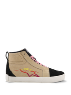 Alpinestars Ride-63 Canvas-Schuhe, High-Top Sneaker, Beige und Schwarz, rosa Schnürsenkel, weiße Sohle, mehrfarbiges Stern-Logo in Rot und Gelb, wildlederähnliche Textur, lässiges, vom Motorsport inspiriertes Schuhwerk