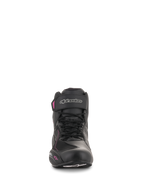 Alpinestars Stella Faster-3 Drystar® Damen-Schuhe, Motorradschuhe, Schwarz, Dunkelgrau und Fuchsia, Frontansicht mit Schnürverschluss, Knöchelriemen mit silbernem Logo und pinkfarbenen Akzenten auf einem femininen Profil