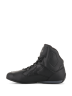 Alpinestars Stella Faster-3 Drystar® Damenschuhe, Schwarz und Dunkelgrau, wasserdichte Motorradschuhe, Seitenansicht mit strapazierfähigem Mikrofaser-Chassis, Schnürverschluss mit Knöchelriemen und geprägtem Alpinestars-Logo.