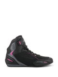 Alpinestars Stella Faster-3 Drystar® Damenschuhe, Motorrad-Sneaker, Schwarz mit dunkelgrauen und fuchsia-pinken Akzenten, Seitenansicht mit hohem Schaft, Schnürung mit Klettverschluss am Knöchel und verstärkten Schutzelementen.