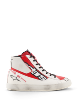 Alpinestars Stated Flair Schoenen, hoge motorschoenen, wit en helderrood, premium lederen constructie met een handmatig aangebrachte versleten afwerking op de witte zool, groot zwart Alpinestars-logo op de zijkant, rode panelen en hieltekst, vintage-geïnspireerde racing-esthetiek