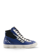 Alpinestars Stated Flair schoenen, stedelijke motorschoenen, helderblauw, wit en zwart, high-top leren constructie met een groot wit en zwart 'stars' logo, 'One Goal. One Vision.' tekst op de zijkant en een vintage-geïnspireerde witte gevulkaniseerde zool met een handmatig aangebracht versleten effect