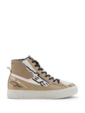 Alpinestars Stella Stated Flair schoenen, hoge dames motorschoenen in warm grijs en wit, met zwarte veters, geperforeerde leren details en 'One Goal. One Vision.' tekst op de zijkant.