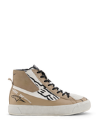 Alpinestars Stella Stated Flair schoenen, hoge dames motorschoenen in warm grijs en wit, met zwarte veters, geperforeerde leren details en 'One Goal. One Vision.' tekst op de zijkant.