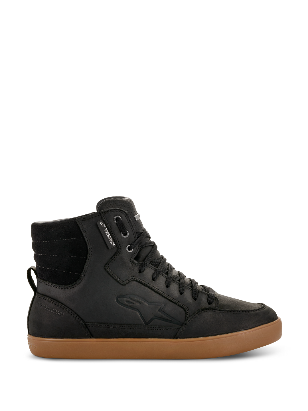 Alpinestars J-6 Waterproof Shoe, zwarte hoge motorsneaker met bruine gumzool, waterdichte urban motorschoen, gevoerde enkelkraag, zwarte veters, subtiel logo-reliëf, leren constructie