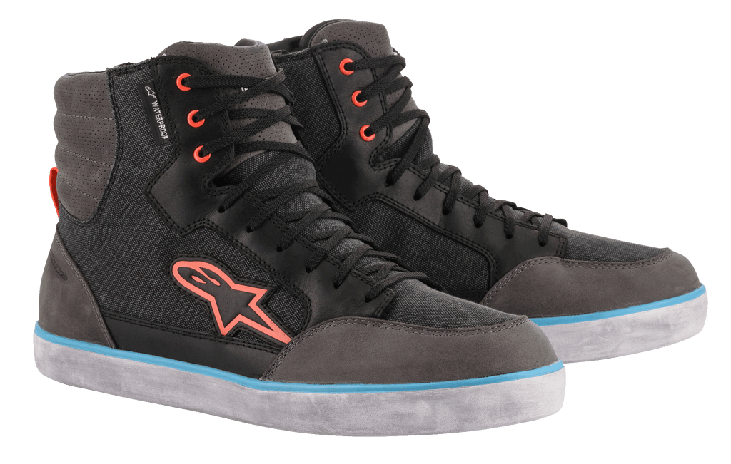 Alpinestars J-6 Waterproof Canvas Motorradschuhe, Schwarz und Anthrazitgrau, High-Top-Sneaker-Design mit orangefarbenem Logo und Ösen, hellblauer Streifen auf der weißen Sohle, wasserdichtes urbanes Motorrad-Schuhwerk