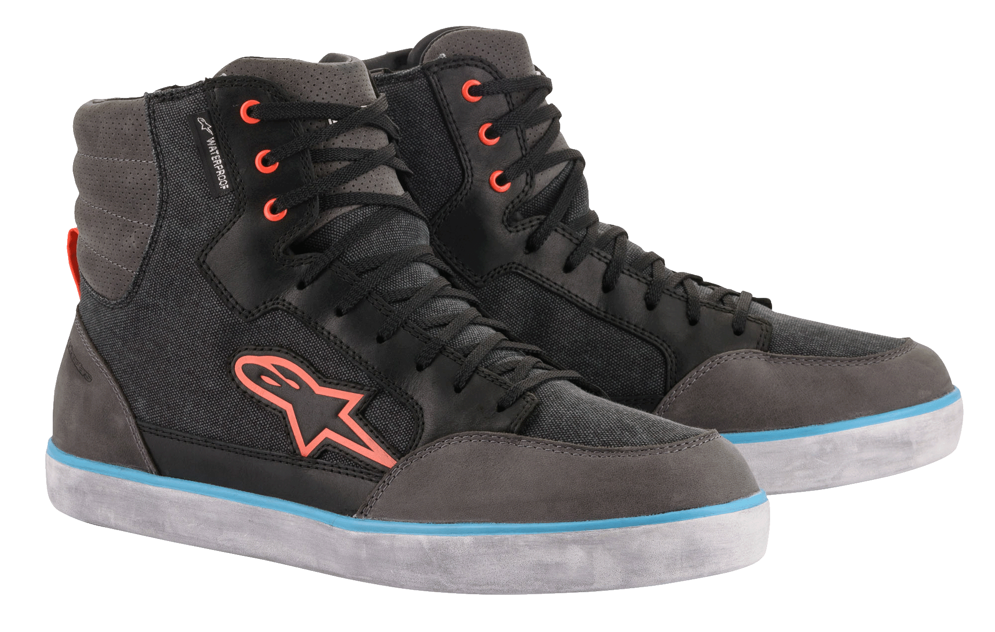 Alpinestars J-6 Waterproof Canvas Motorradschuhe, Schwarz und Anthrazitgrau, High-Top-Sneaker-Design mit orangefarbenem Logo und Ösen, hellblauer Streifen auf der weißen Sohle, wasserdichtes urbanes Motorrad-Schuhwerk