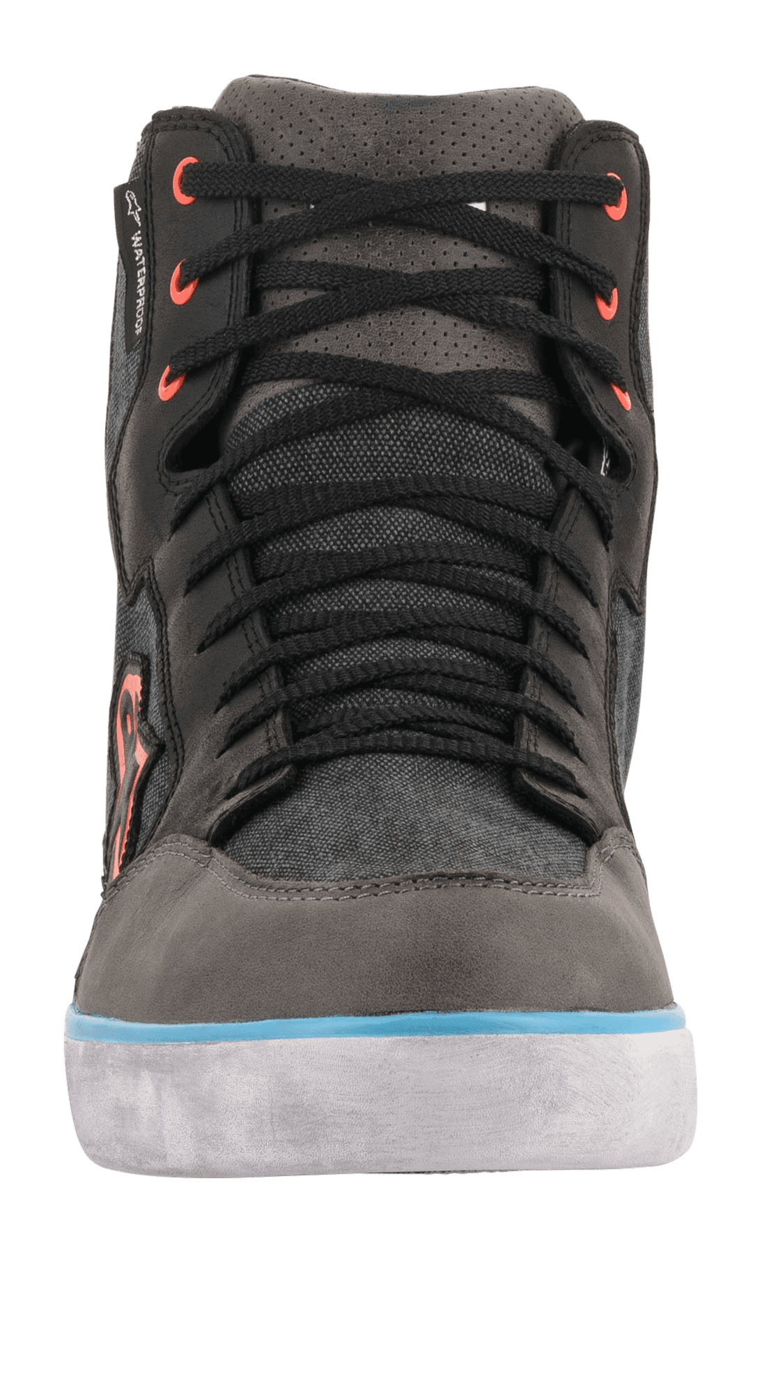 Alpinestars J-6 Waterproof Canvas Reitschuh, Vorderansicht, Schwarz und Anthrazit mit hellblauem Sohlenakzent und orangefarbenen Ösen, Motorradstiefel im Sneaker-Stil mit wasserdichter Membran