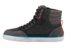 Alpinestars J-6 Waterproof Canvas Motorradschuh, Schwarz Anthrazit Hellblau, Motorradstiefel im Sneaker-Stil, High-Top-Design mit schwarzem Canvas und grauen Ledereinsätzen, weiße Sohle mit leuchtend blauem Streifen, rote Ösen und Fersenschlaufe