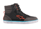 Alpinestars J-6 Wasserdichter Canvas-Motorradschuh, Schwarz Anthrazit und Hellblau, High-Top-Sneaker-Silhouette mit orangefarbenem Astars-Logo, orangefarbenen Ösen und einem hellblauen Streifen auf einer weißen Gummisohle, lässiges urbanes Motorrad-Schuhwerk.