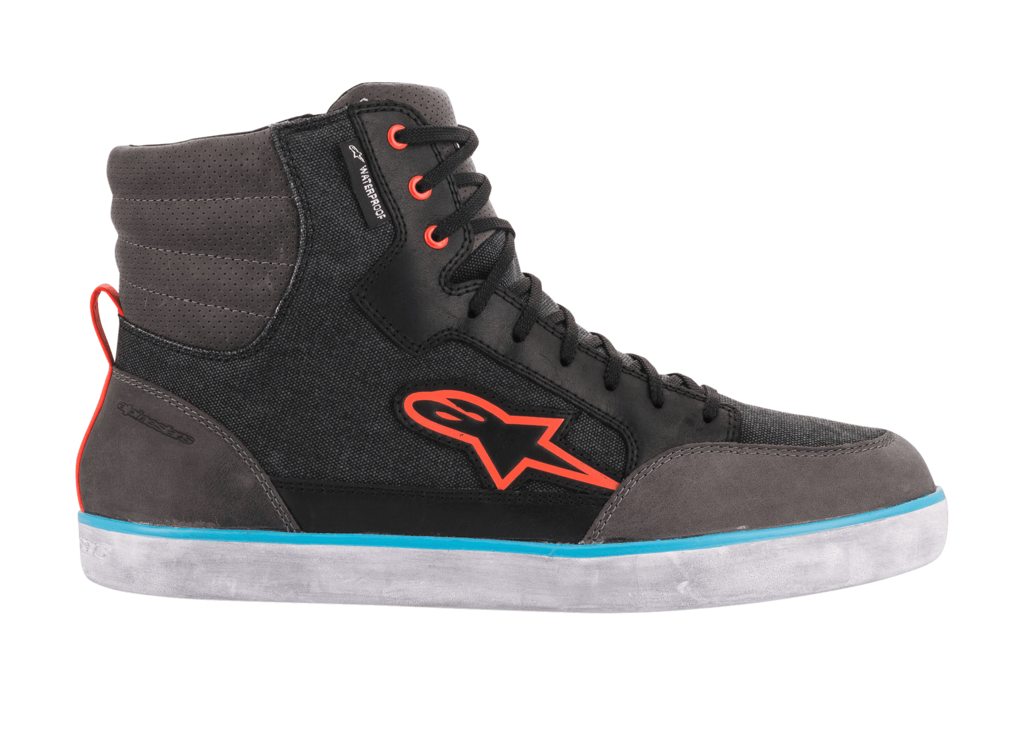 Alpinestars J-6 Wasserdichter Canvas-Motorradschuh, Schwarz Anthrazit und Hellblau, High-Top-Sneaker-Silhouette mit orangefarbenem Astars-Logo, orangefarbenen Ösen und einem hellblauen Streifen auf einer weißen Gummisohle, lässiges urbanes Motorrad-Schuhwerk.