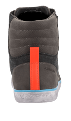 Alpinestars J-6 Wasserdichter Canvas Motorradschuh, Rückansicht, graues und anthrazitfarbenes Obermaterial mit leuchtend orangem Fersenstreifen, hellblauer Rand über grauer Sohle im Distressed-Look, urbaner Motorradstiefel im Sneaker-Stil mit geprägtem Logo