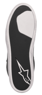 Alpinestars J-6 Waterproof Canvas Reitschuh, Sohlenansicht, schwarzer strukturierter Gummi mit weißem Vorderfußbereich und weißem Alpinestars Stern-Logo an der Ferse, strapazierfähiges Gummischalen-Sohlendesign zum Motorradfahren.