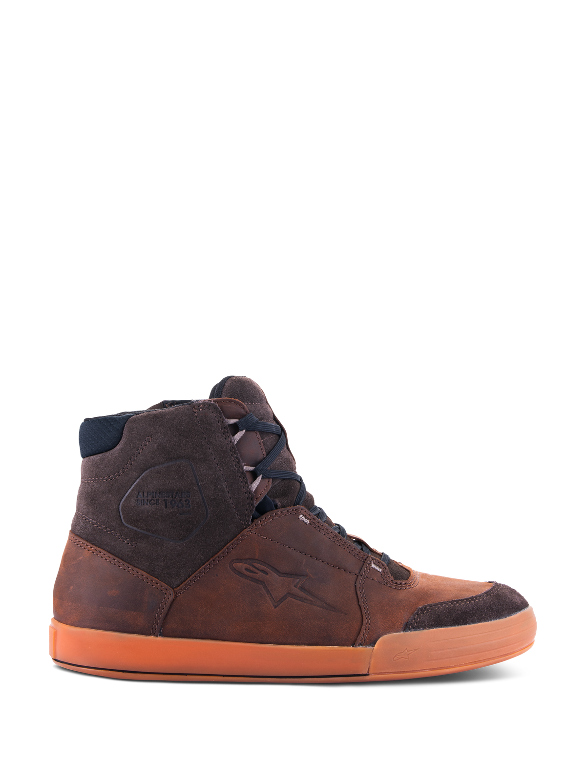 Alpinestars Chrome Crafted Drystar® schoenen, hoge stedelijke motorsneakers in Brown Gum, zijaanzicht met waterdichte lederen constructie, donkerbruine suède accenten en een opvallende oranje gumzool.