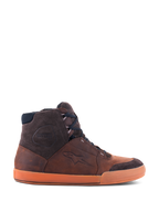 Alpinestars Chrome Crafted Drystar® schoenen, hoge stedelijke motorsneakers in Brown Gum, zijaanzicht met waterdichte lederen constructie, donkerbruine suède accenten en een opvallende oranje gumzool.