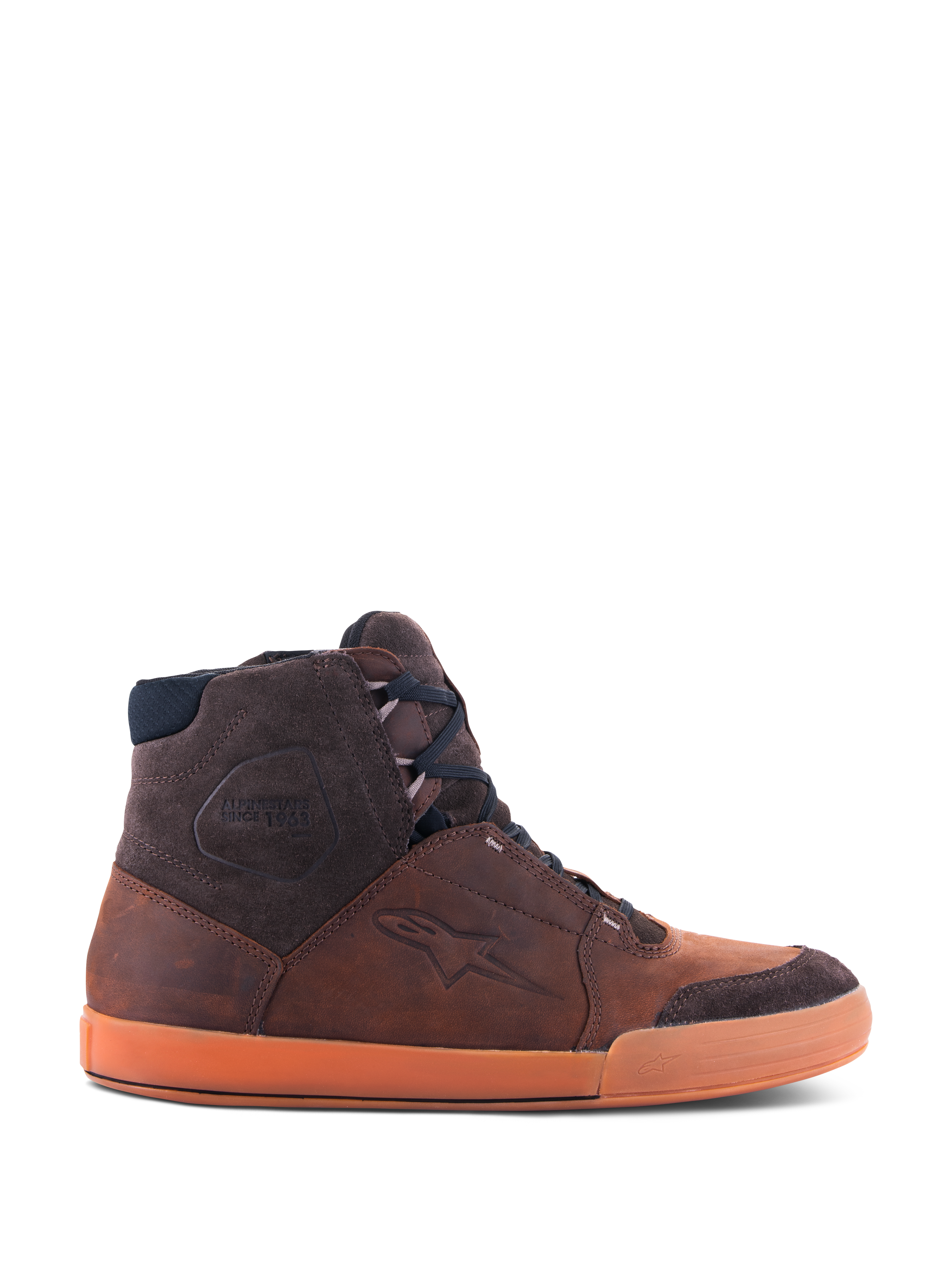 Alpinestars Chrome Crafted Drystar® schoenen, hoge stedelijke motorsneakers in Brown Gum, zijaanzicht met waterdichte lederen constructie, donkerbruine suède accenten en een opvallende oranje gumzool.
