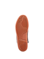 Alpinestars Chrome Crafted Drystar® schoenen, Brown Gum, onderaanzicht met gomrubberen zool, zeshoekig grippatroon en Alpinestars-branding in reliëf, urban motorschoenen