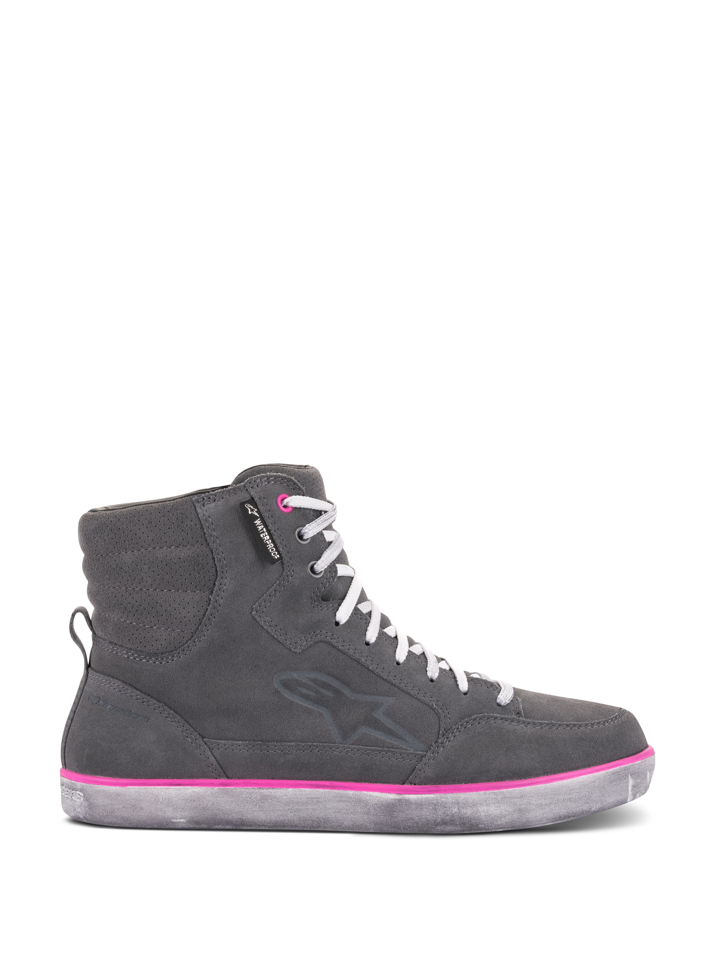 Chaussures Alpinestars J-6 Waterproof pour femme, chaussures de moto, gris et fuchsia, design de basket montante avec tige en daim gris, lacets blancs et ligne rose fuchsia au-dessus de la semelle en caoutchouc à l'aspect vieilli.
