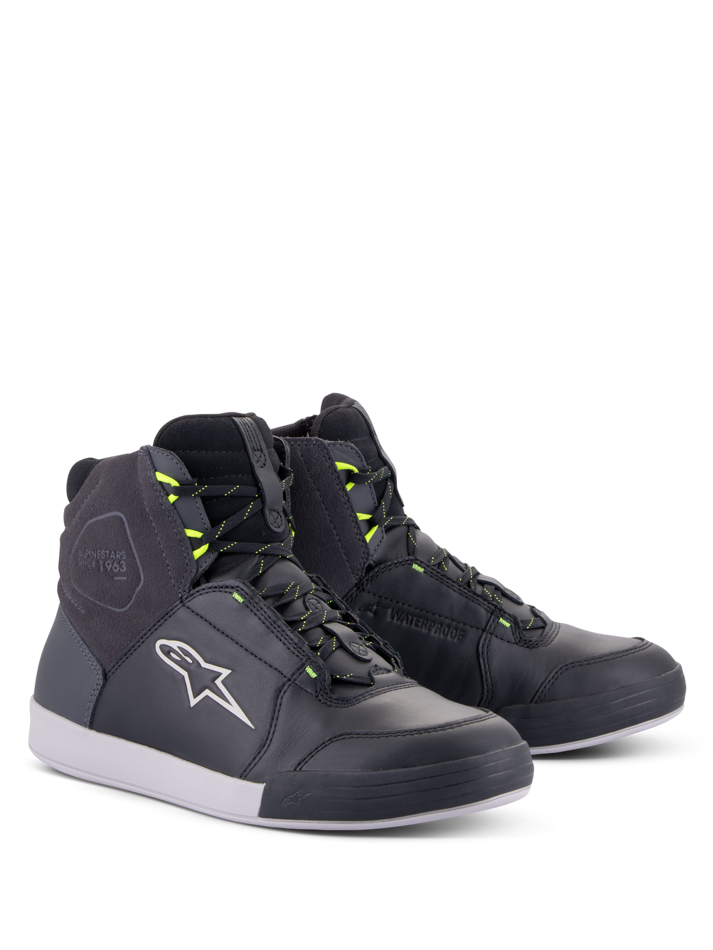 Alpinestars Chrome Drystar® schoenen, stedelijke motorschoenen, zwart, donkergrijs en neongeel, hoog model van premium leer en suède, voorzien van een wit Alpinestars-logo en neongele veterlussen, casual beschermend schoeisel in straatstijl