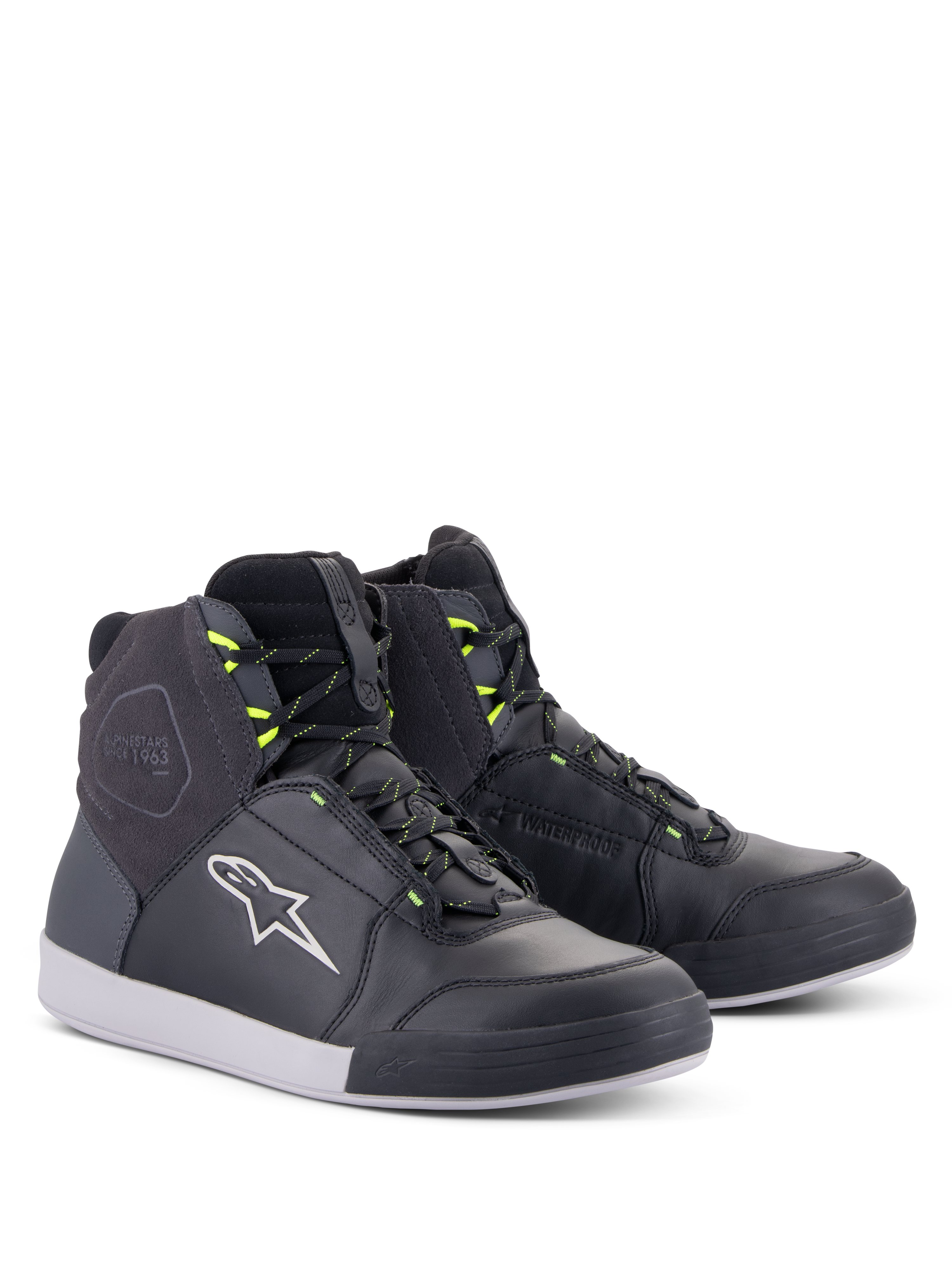 Alpinestars Chrome Drystar® schoenen, stedelijke motorschoenen, zwart, donkergrijs en neongeel, hoog model van premium leer en suède, voorzien van een wit Alpinestars-logo en neongele veterlussen, casual beschermend schoeisel in straatstijl