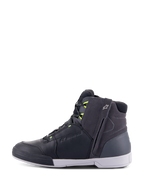 Alpinestars Chrome Drystar® schoenen, motorrijschoenen, zwart, donkergrijs en fluorgeel, zijprofiel met casual high-top urban design, ritssluiting aan de zijkant, witte zool en waterdichte constructie van leer en suède met fluorgele accenten.