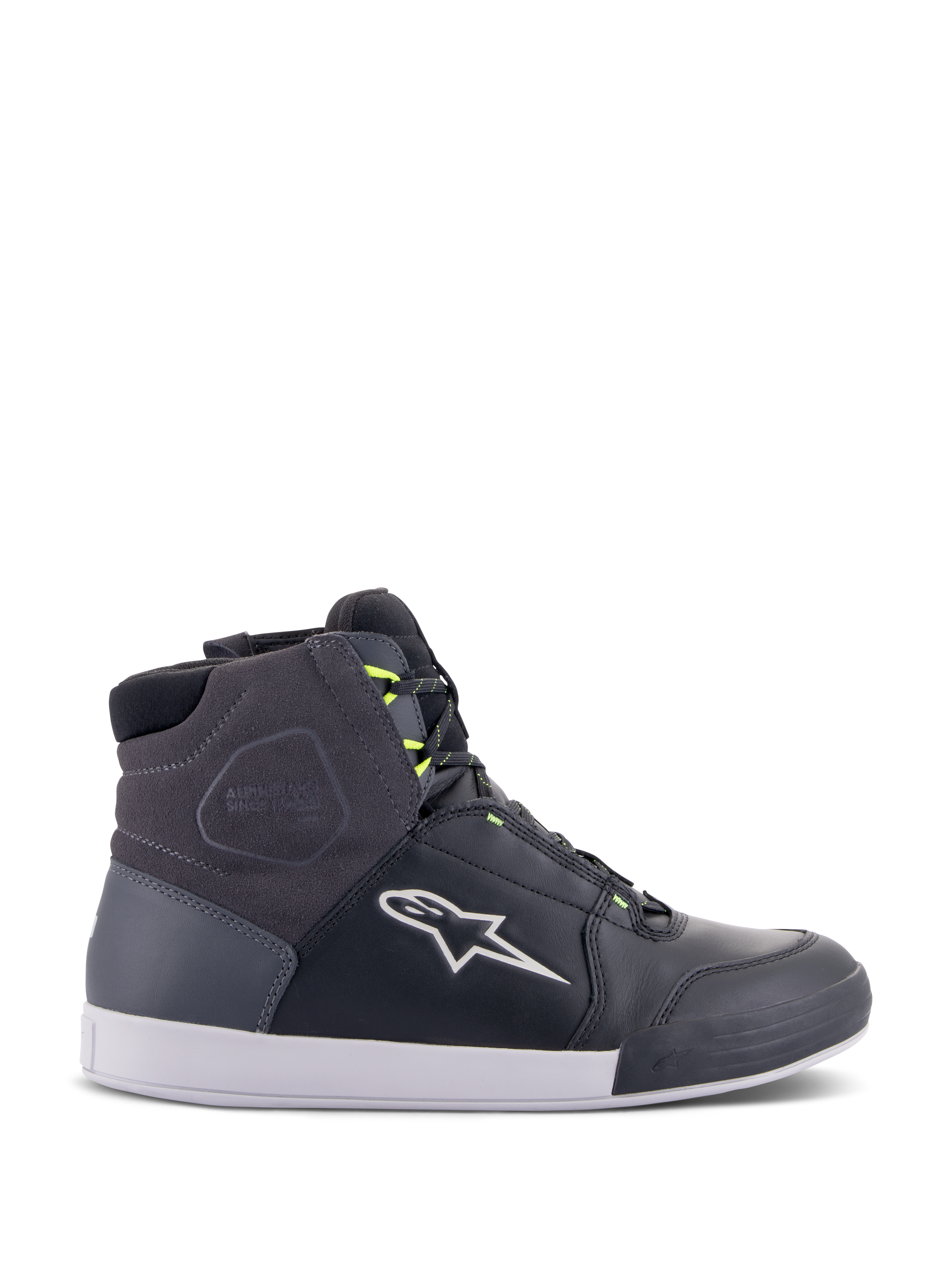 Alpinestars Chrome Drystar Schuhe, urbane Motorrad-Sneaker in Schwarz, Dunkelgrau und Gelb Fluo, mit hochwertigen Leder- und Wildledereinsätzen, weißer Sohle, neongelben Schnürsenkeln und markantem Stern-Logo.