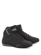 Alpinestars Sektor Waterproof Schuhe, Motorradschuhe, Schwarz, halbhohe Silhouette mit Schnürsenkeln und Klettverschluss am Knöchel, weißes Alpinestars-Logo, leichtes Mikrofaser-Chassis mit verstärkten Einsätzen und Gummisohle
