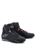 Alpinestars Sektor Waterproof Schuhe, Motorradschuhe, Schwarz, Dunkelgrau und Rot Fluo, mit weißem Alpinestars-Logo, High-Top-Profil mit Schnürung und Klettverschluss, schlankes wasserdichtes Design für das Fahren auf der Straße