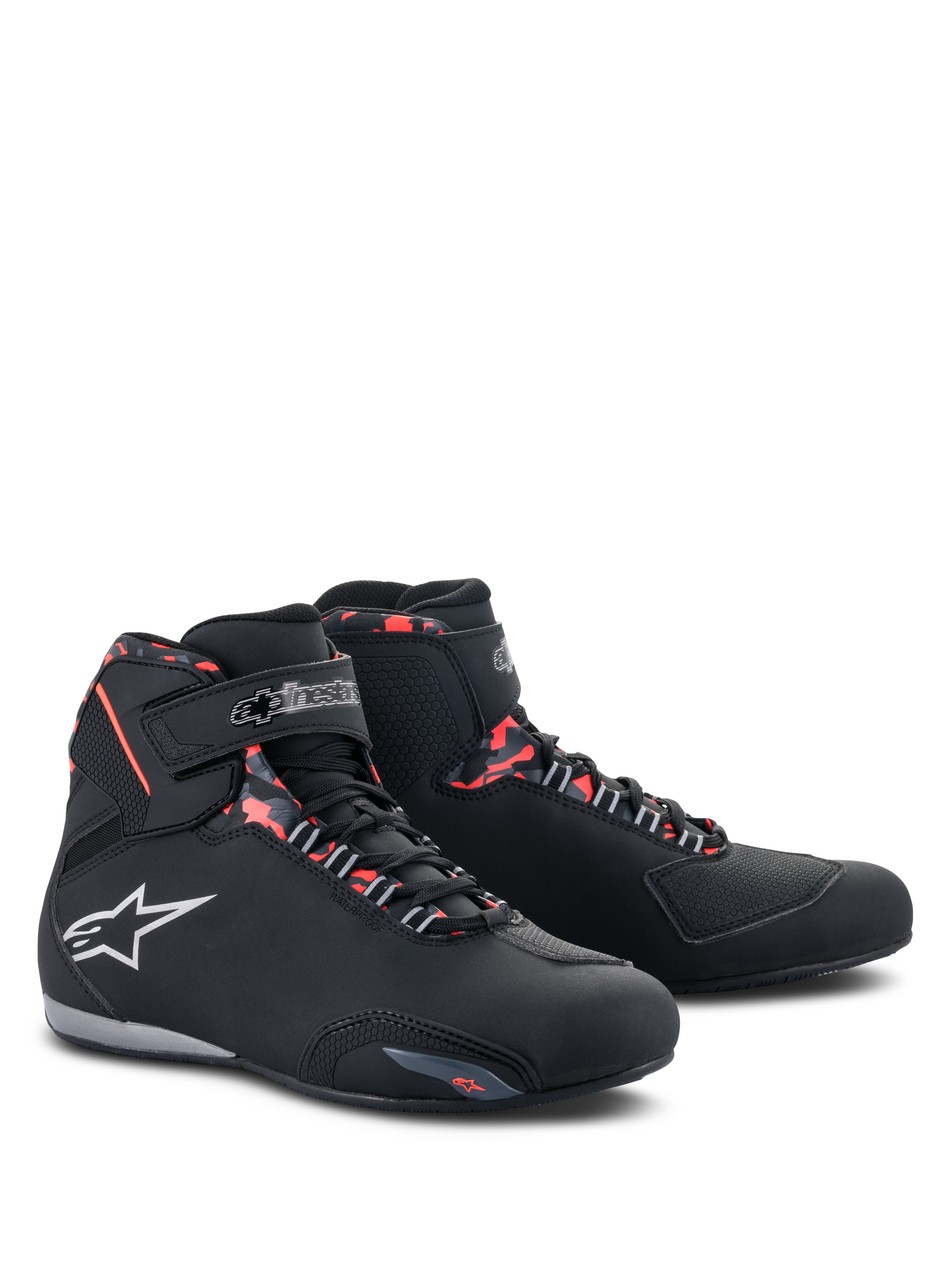 Alpinestars Sektor Waterproof Schuhe, Motorradschuhe, Schwarz, Dunkelgrau und Rot Fluo, mit weißem Alpinestars-Logo, High-Top-Profil mit Schnürung und Klettverschluss, schlankes wasserdichtes Design für das Fahren auf der Straße