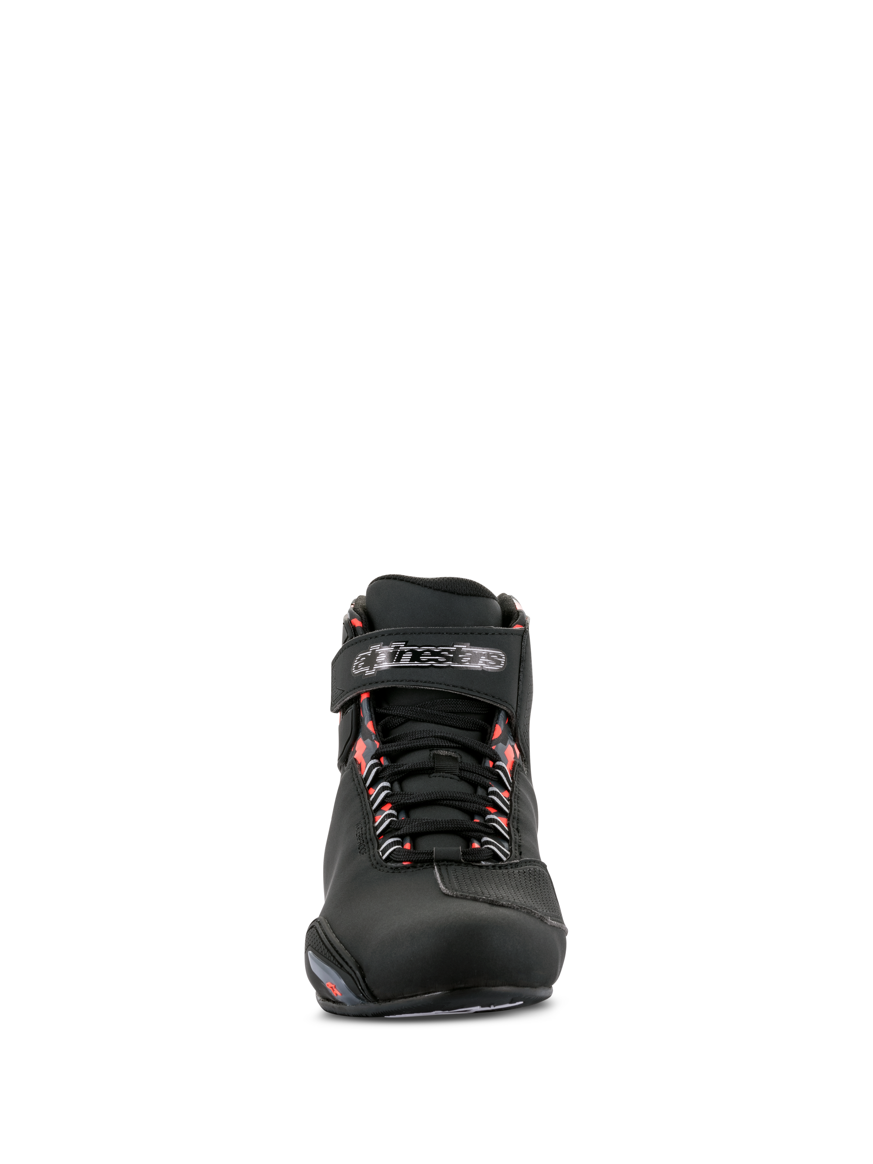 Alpinestars Sektor Waterproof Schuhe, Motorradschuhe, Schwarz, Dunkelgrau und Rot Fluo, Vorderansicht mit schwarzem Mikrofaser-Chassis, Schnürverschluss mit Klettverschluss-Knöchelriemen und fluoreszierenden roten Akzenten an den Ösen.