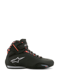 Alpinestars Sektor Wasserdichte Schuhe, Schwarz mit dunkelgrauen und Red Fluo Akzenten, Seitenprofil eines Motorradschuhs, mit weißem Alpinestars-Logo, rotem Camouflage-Muster am Knöchel, Klettverschluss und wasserdichter Konstruktion für den Straßeneinsatz