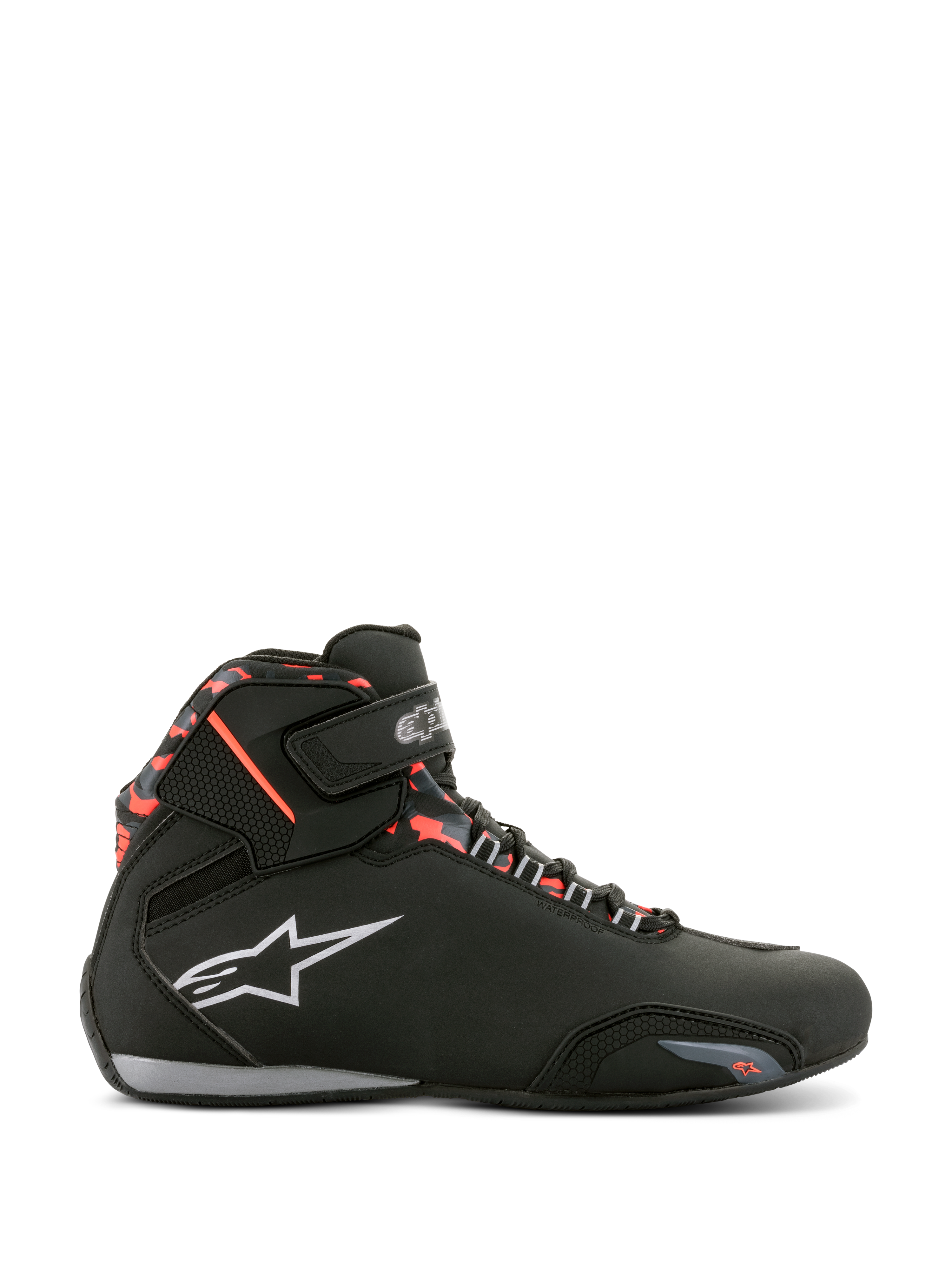 Alpinestars Sektor Waterproof schoenen, zwart met donkergrijze en Red Fluo accenten, zijprofiel van een motorschoen, met wit Alpinestars-logo, rood camouflagepatroon op de enkel, klittenbandsluiting en waterdichte constructie voor rijden op de weg