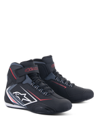 Alpinestars Sektor Waterproof Schuhe, Motorradschuhe, Schwarz mit roten und weißen Akzenten, weißes Stern-Logo an der Seite, Klettverschluss-Knöchelriemen und Schnürsystem, sportliches Design für die Straße