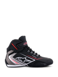 Alpinestars Sektor Waterproof Schuhe, Seitenansicht, Schwarz mit grauen und weißen Akzenten sowie roten Details, mit Schnürsenkeln, Klettverschluss am Knöchel, Alpinestars-Logo und „Waterproof“-Branding, sportliche Motorradschuhe