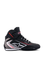 Alpinestars Sektor Wasserdichte Schuhe, Motorradschuhe, Schwarz, Weiß und Grau mit roten Akzenten, Profilansicht mit weißem Alpinestars-Logo und Branding der wasserdichten Membran, leichte Mikrofaser-Konstruktion, schlankes sportliches Design für Straßen-Performance bei jedem Wetter