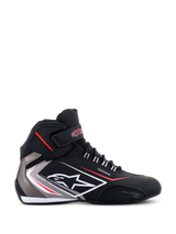 Alpinestars Sektor Waterproof schoenen, motorschoenen, zwart, wit en grijs met rode accenten, zijaanzicht met wit Alpinestars-logo en branding van het waterdichte membraan, lichtgewicht microvezelconstructie, slank atletisch ontwerp voor wegprestaties in alle weersomstandigheden
