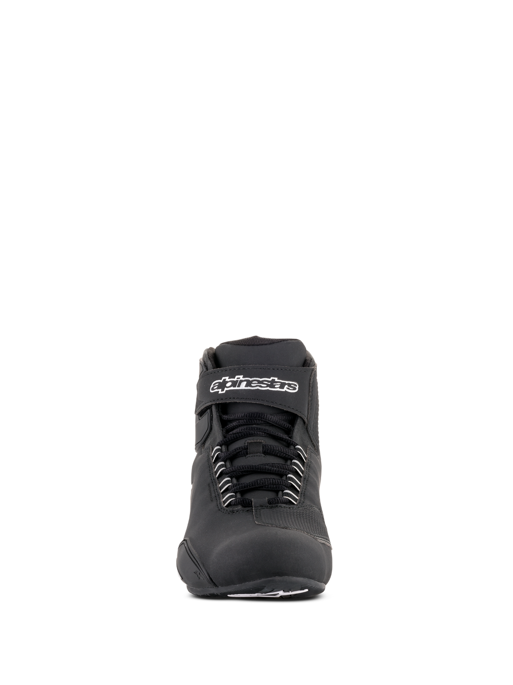 Alpinestars Sektor Waterproof Schuhe, schwarze Motorradschuhe, Vorderansicht mit schwarzen Schnürsenkeln und einem Klettverschluss-Knöchelriemen mit weißem Alpinestars-Logo, elegantes Mikrofaser-Design für Motorrad-Performance bei jedem Wetter