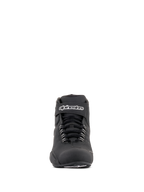 Alpinestars Sektor Waterproof Schuhe, schwarze Motorradschuhe, Vorderansicht mit schwarzen Schnürsenkeln und einem Klettverschluss-Knöchelriemen mit weißem Alpinestars-Logo, elegantes Mikrofaser-Design für Motorrad-Performance bei jedem Wetter