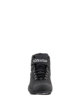 Alpinestars Sektor Waterproof schoenen, zwarte motorschoenen, vooraanzicht met zwarte veters en een klittenband enkelband met wit Alpinestars-logo, strak microvezel ontwerp voor motorprestaties onder alle weersomstandigheden