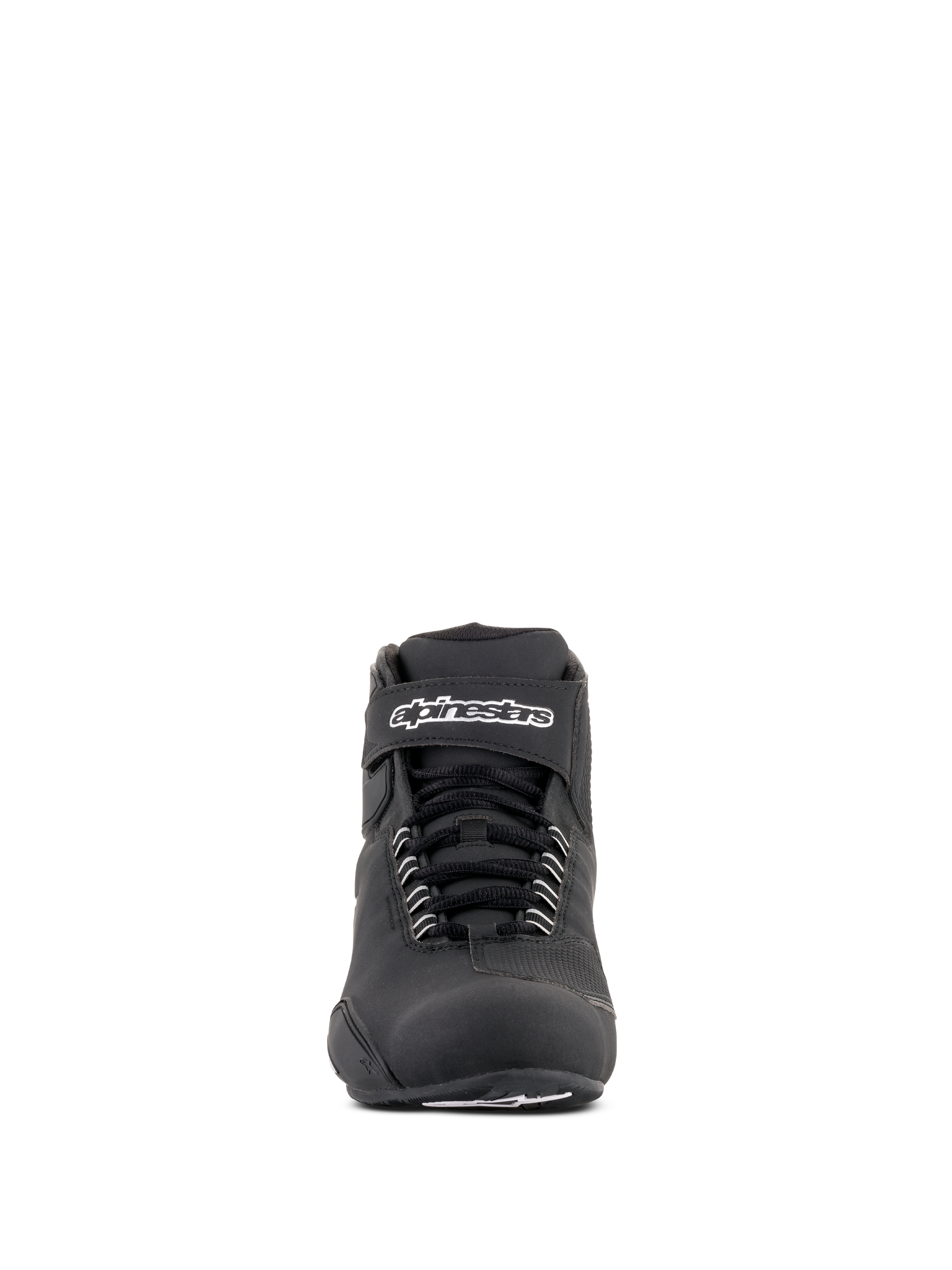 Alpinestars Sektor Waterproof schoenen, zwarte motorschoenen, vooraanzicht met zwarte veters en een klittenband enkelband met wit Alpinestars-logo, strak microvezel ontwerp voor motorprestaties onder alle weersomstandigheden