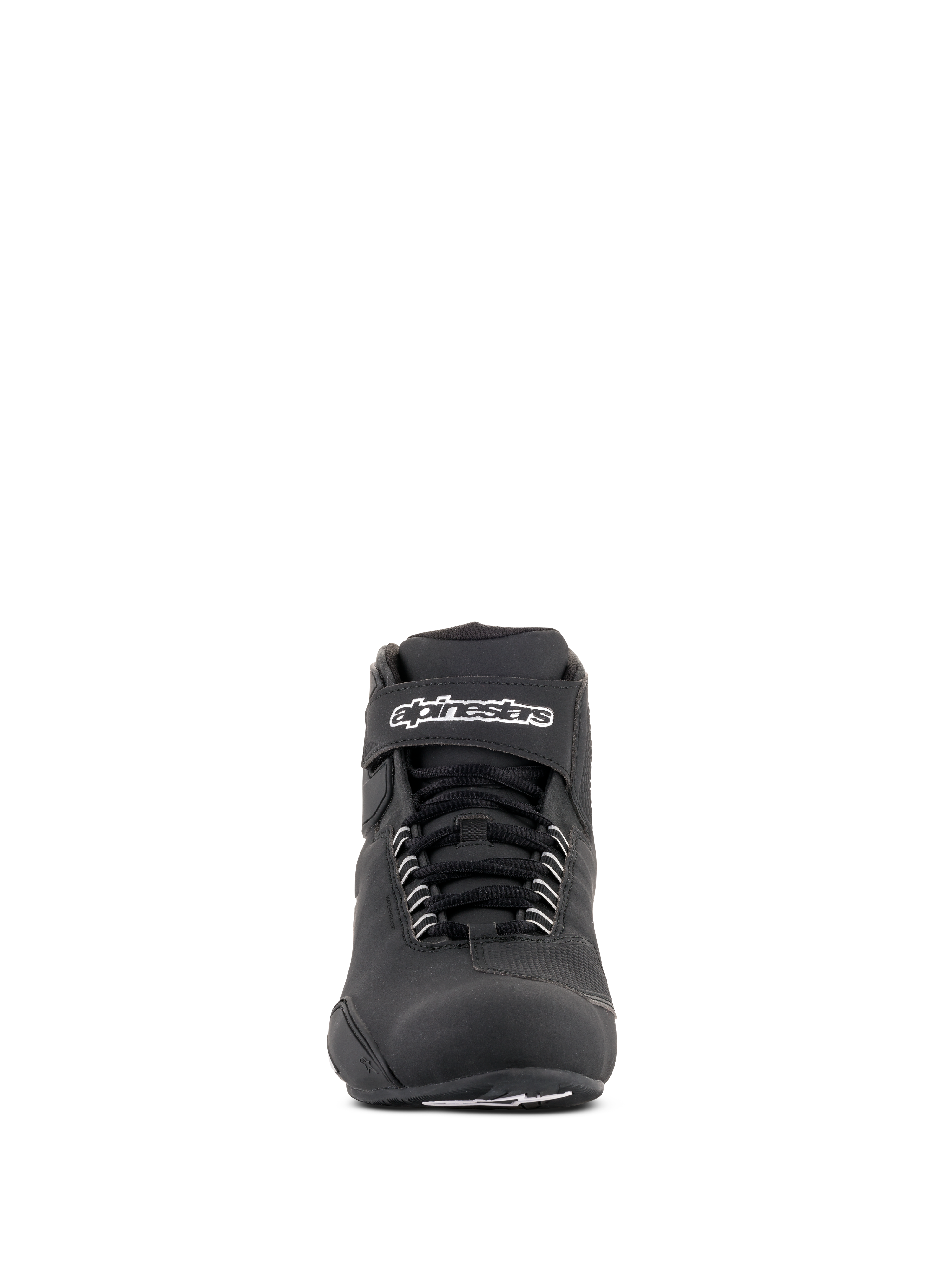 Alpinestars Sektor Waterproof Schuhe, schwarze Motorradschuhe, Vorderansicht mit schwarzen Schnürsenkeln und einem Klettverschluss-Knöchelriemen mit weißem Alpinestars-Logo, elegantes Mikrofaser-Design für Motorrad-Performance bei jedem Wetter