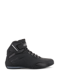 Alpinestars Sektor Waterproof Schuhe, Motorradschuhe, Schwarz, Seitenprofil-Ansicht, schlankes Mikrofaser-Chassis mit wasserdichter Membran, verstärkte Zehenkappe und sicherer Klettverschluss-Knöchelriemen