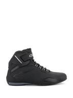 Alpinestars Sektor Waterproof Schuhe, Motorradschuhe, Schwarz, Seitenprofil-Ansicht, schlankes Mikrofaser-Chassis mit wasserdichter Membran, verstärkte Zehenkappe und sicherer Klettverschluss-Knöchelriemen