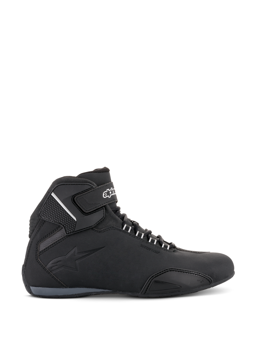 Alpinestars Sektor Waterproof Schuhe, Motorradschuhe, Schwarz, Seitenprofilansicht mit leichtem Mikrofaser-Chassis, Knöchelriemen mit weißem Branding, geprägtem Logo und niedrig geschnittenem sportlichem Design für Straßenfahrten.