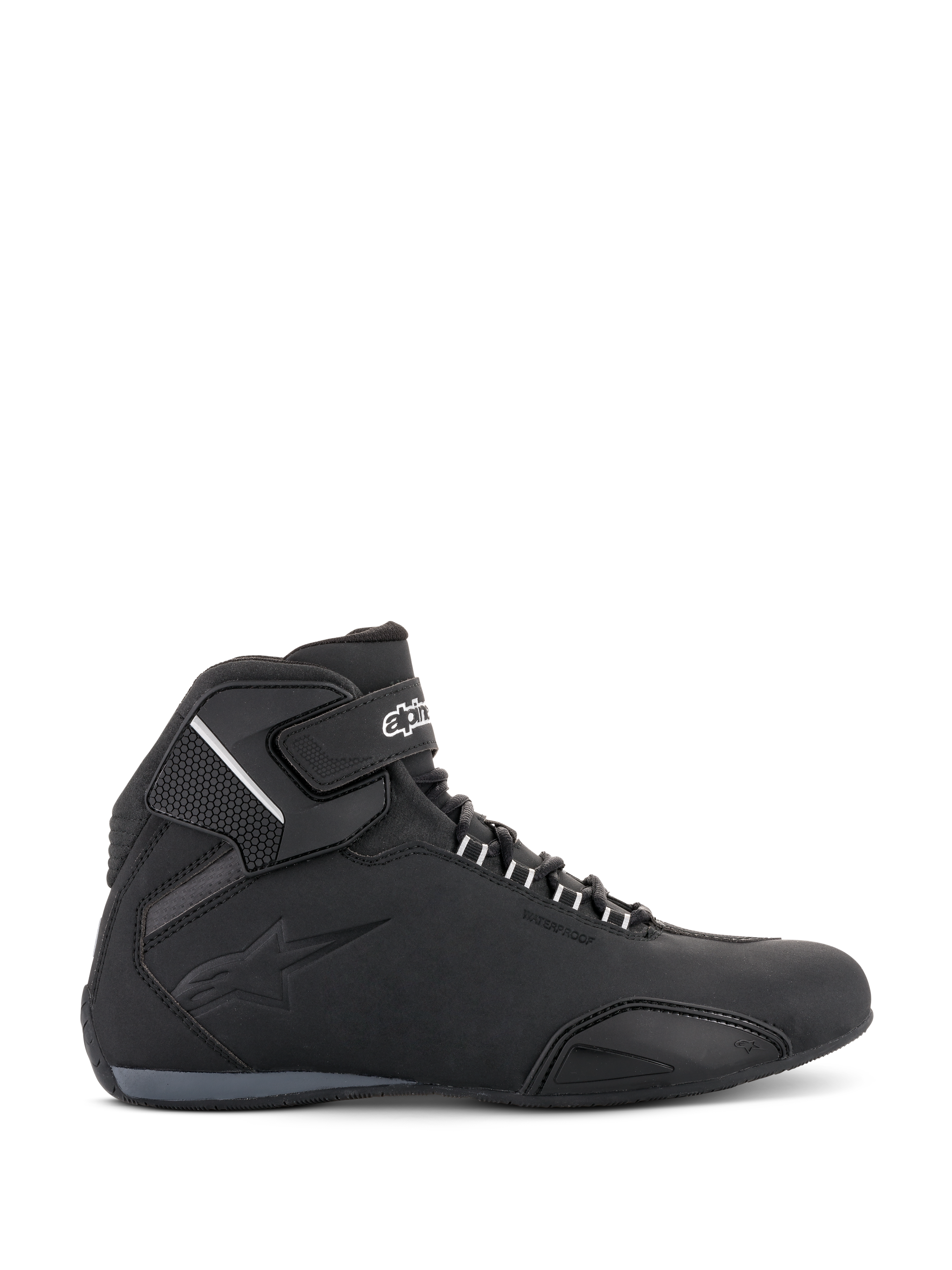 Alpinestars Sektor Waterproof Schuhe, Motorradschuhe, Schwarz, Seitenprofilansicht mit leichtem Mikrofaser-Chassis, Knöchelriemen mit weißem Branding, geprägtem Logo und niedrig geschnittenem sportlichem Design für Straßenfahrten.