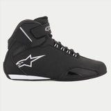 Alpinestars Stella Sektor Waterproof damesschoenen, motorrijschoenen, zwart en zilver, zijaanzicht met een zwart microvezel chassis, wit Astars-logo, zilveren reflecterende accenten en een snelvetersysteem met een enkelriem.